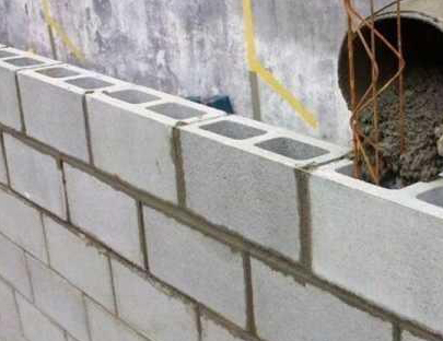 You are currently viewing Parede com blocos de concreto tem desempenho excelente em ensaio de ações transmitidas por portas externas